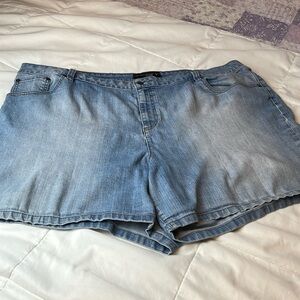 Venezia denim stretchy light‎ wash shorts
